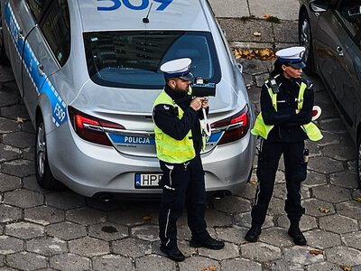Czy policja może mierzyć prędkość z ukrycia? Wielu kierowców źle rozumie przepisy