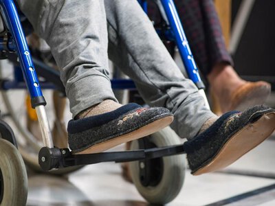 Za mało godzin, wykluczeni seniorzy i dzieci. RPO miażdży rządowy projekt o asystencji osobistej