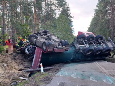 Tragiczne zderzenie ciężarówek. Osobówka została przygnieciona