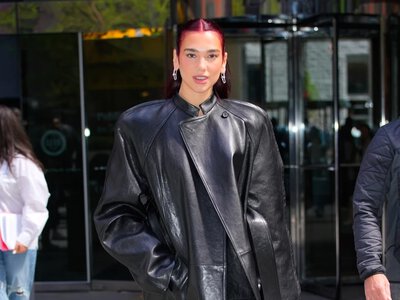 Jesienią wraca do łask. Tak skórzany płaszcz stylizuje Dua Lipa