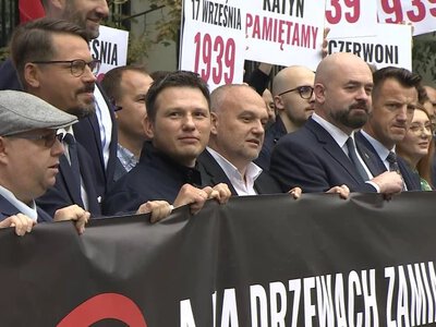 Transparenty przed ambasadą Rosji. Na miejscu Sławomir Mentzen