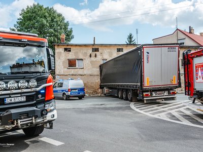 Kabina samochodu zniknęła w ścianie budynku. Widziałam to, coś strasznego