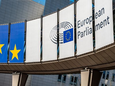 Dezinformacja, cyberataki, sabotaż. PE chce wzmocnić obronę UE