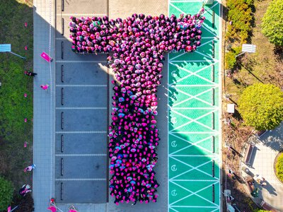 T-Mobile ułożył wzór z pracowników. Operator dalej świętuje
