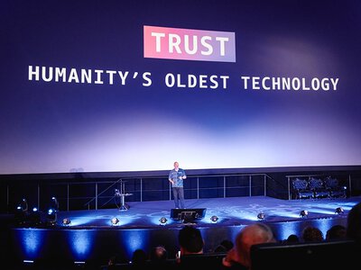AI nie zna prawdy. Współtwórca potęgi Amazona ostrzega: maszynę musi pilnować maszyna