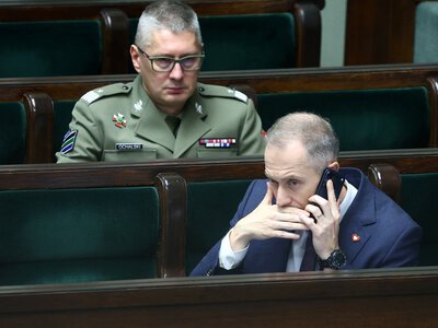 Rosyjski atak przy granicy postawił na nogi Tomczyka. Wyszedł z sali plenarnej z generałem