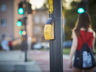 Żółte skrzynki przy pasach mają tajemnicę. Ukryto w nich coś bardzo ważnego