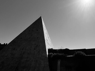 Promowali piramidę na tirach i u kosmetyczek. Ponad 12 mln zł strat w sprawie Hellobit