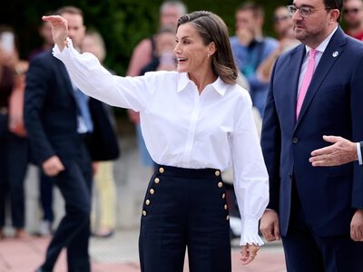 Zwykła biała koszula, ale ten detal zachwyca. Królowa wie, jak zachwycić