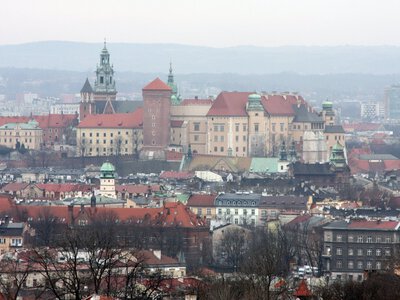 Krakowianie chcą konkretów. Tymczasem kampanię zalewają ataki i pieniądze z niejasnych źródeł