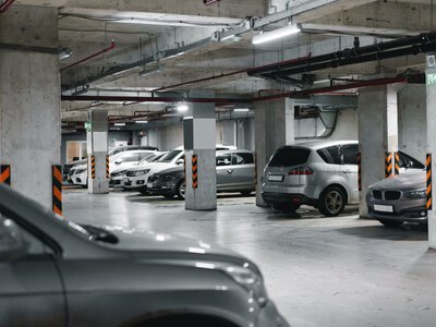 Stłuczka tyłem w tył na parkingu. Wielu kierowców źle zakłada, kto jest winny