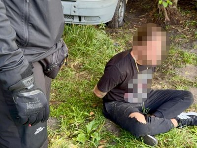 Policjanci złapali agresywnych paserów samochodów. Sąd ich wypuścił