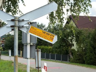 Widzisz żółtą naklejkę na przejeździe? Tego lata zatrzymała 91 pociągów