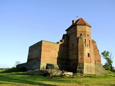Miała przewiercić cegłę palcem. Tragiczna legenda zamku pod Warszawą