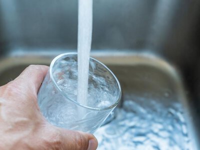 Próby skażenia wody w polskich kranach? Rząd chce odłączenia wodociągów od Internetu