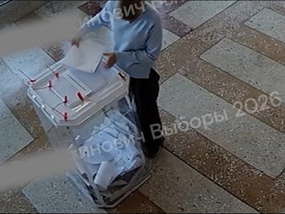 Wybory w Rosji. Członkini komisji wyborczej wrzuciła do urny dwa pliki kart. Jest nagranie