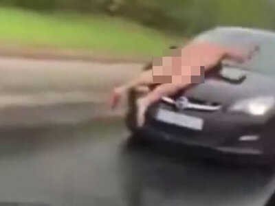 Goły i wściekły atakował samochody. Mężczyzna w rękach policji