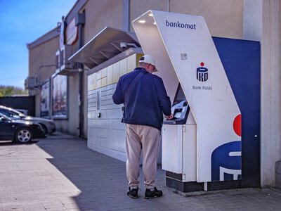 Darmowe konto plus ukryta prowizja. Tyle Polacy płacą za każdą wypłatę