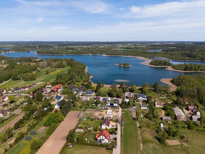 Dziesiątki działek budowlanych za pół ceny. Polskie miasto kusi młodych