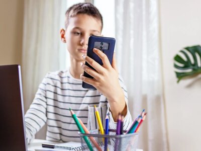 Smartfony w szkołach? Zamiast zakazywać, lepiej dzieci edukować