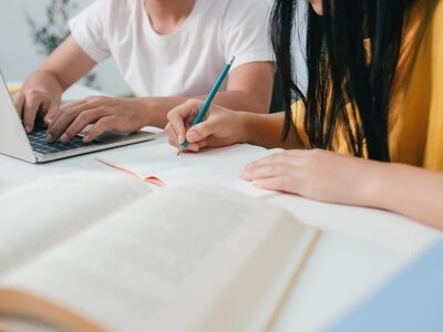 Żółta kartka dla polskiej szkoły? Coraz więcej dzieci uczy się poza nią