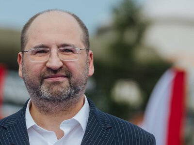Szara Eminencja w Brukseli? Adam Bielan „kluczowym łącznikiem z Waszyngtonem” 