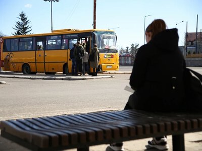 Kursuje okazjonalnie. Tak na dworcach zachęcają Polaków do jazdy autem