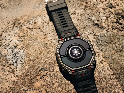 Ten smartwatch wytrzyma 180 dni. Tylko musisz go nosić na lewą stronę
