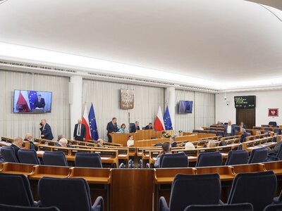 Senat rozpoczyna posiedzenie. W planie renta wdowia i reklama polityczna