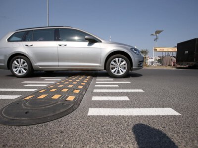Koniec z progami zwalniającymi? Ministerstwo jasno wskazało, gdzie ich być nie powinno