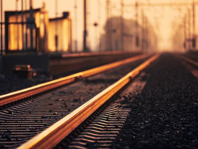 Betonowe płyty na torach. Pociąg z paliwem wyhamował w ostatniej chwili