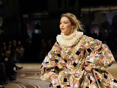 Gigi Hadid skradła show w Mediolanie. Jej suknia Valentino robi wrażenie
