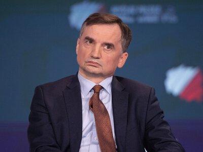 Ziobro ignoruje zasądzone kary. Byłego ministra ściga komornik