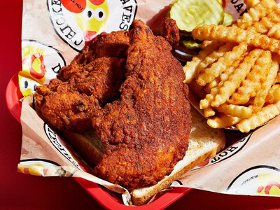 Kolejny rywal KFC wchodzi do Polski. Na start chce otworzyć 25 lokali