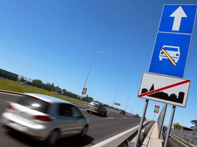 Kierowcy mylą te dwa znaki. Wyglądają niemal tak samo, ale jest haczyk