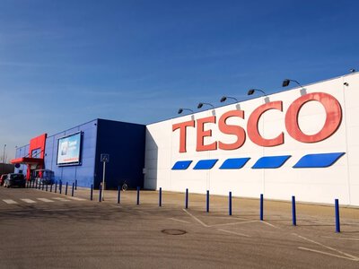 Tesco może sprzedać setki sklepów. Na liście zainteresowanych znany dyskont