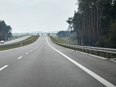 Czy motocyklista ma prawo wjechać na pas awaryjny?