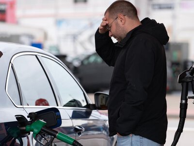 Kierowcy wciąż tak oszczędzają na paliwie. Kwoty zaskakują. Nie każdemu się to opłaci