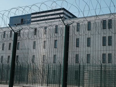 „Musimy jeść z psich misek”. Szwedzcy więźniowie skarżą się na warunki odsiadki