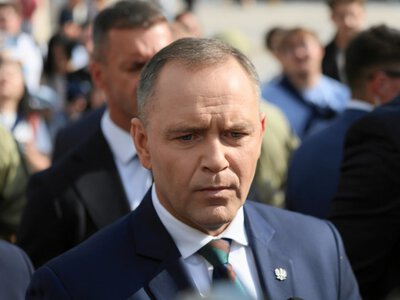 Nawrocki traci zaufanie w zawrotnym tempie. Ściga go Sikorski [SONDAŻ]