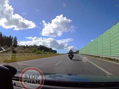 Policjant na motocyklu zajechał drogę wyprzedzającemu kierowcy. Co mówią przepisy?