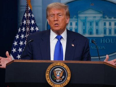 Sąd federalny: Administracja Trumpa musi przywrócić akredytacje dla mediów