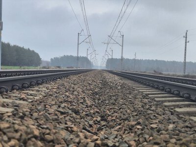Betonowe płyty na torach kolejowych. „Chuligański wybryk 12-latka”
