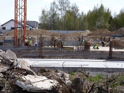 W teorii miesiąc. W praktyce 1,5 roku. Procedury windują ceny i hamują budowę