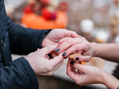Pierścionek zaręczynowy i podatek w prezencie. Zasady darowizn mówią jasno