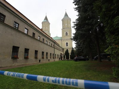 Atak nożownika w Jarosławiu. Jak dotarł do opactwa? Prokuratura bada nowy trop