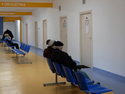 Szokujące sceny w przychodni. Ciało kobiety godzinami leżało na schodach