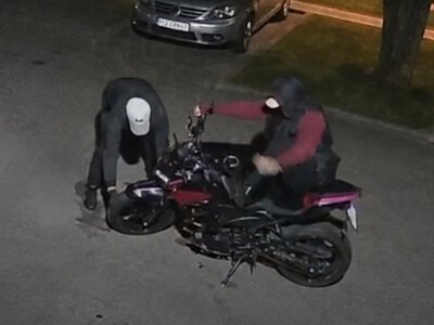 Kradzież motocykla na wideo. Blokada kierownicy nie dała rady