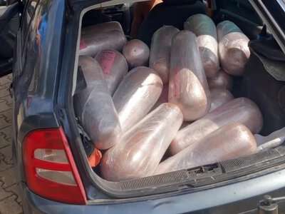 Ponad pół tony kebabów w rozgrzanym bagażniku. Jechały z Polski