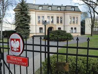 Policjanci weszli do Trybunału Konstytucyjnego. Prokuratura odmówiła śledztwa